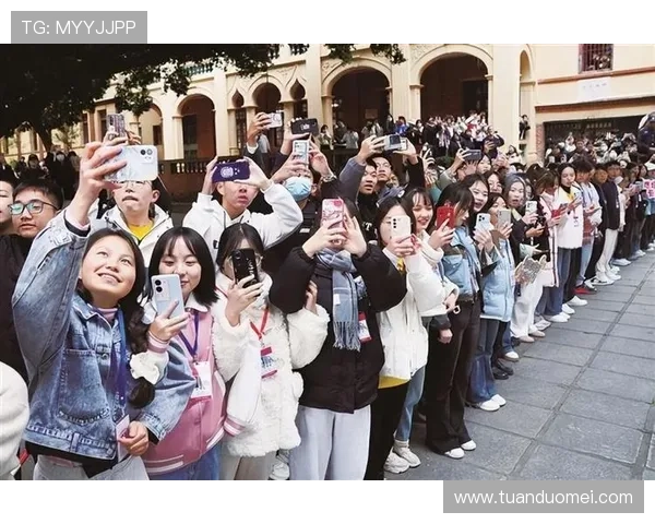 姚明出席重要会议与各界人士合影留念展现体育精神与合作魅力