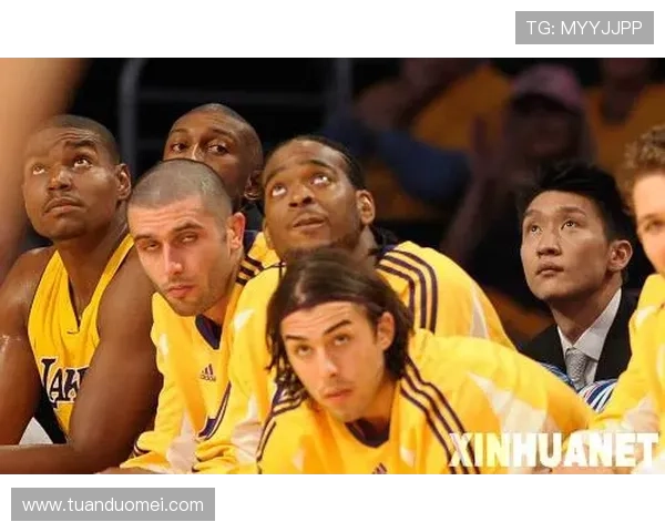 快船球员齐聚一堂共同观战洛杉矶公羊队精彩橄榄球赛事 快船球员齐聚一堂共同观战洛杉矶公羊队精彩橄榄球赛事